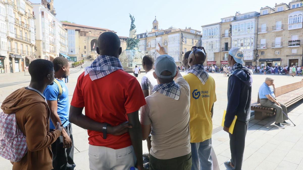 Varios usuarios del programa de asilo y refugio de Cruz Roja en Álava, antes de la bajada de Celedón Txiki y Edurne.