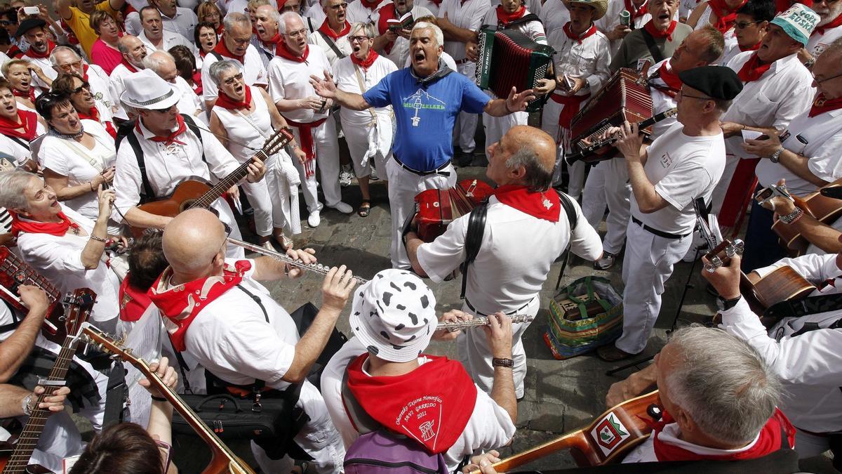 Miembros de Orreaga Fundazioa durante el Sanferminetan Kantari.