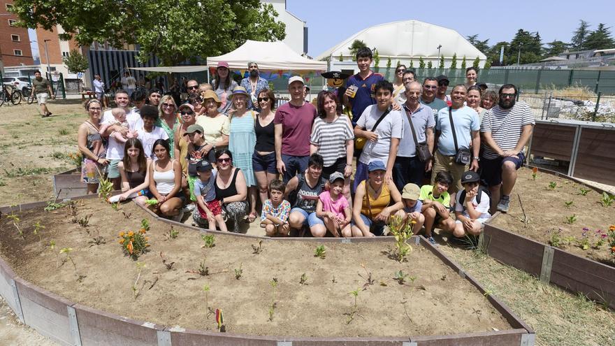 El huerto Mitxoleta ya es una realidad que siembra la unión de tres barrios