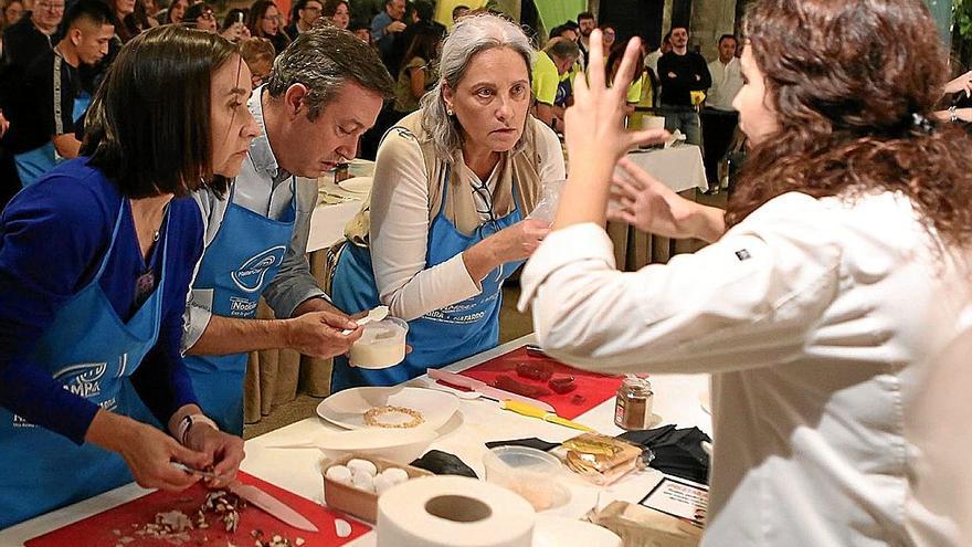 La chef Mónica de Visa Rueda les hace unas pequeñas recomendaciones a los miembros de VW Sagamóvil.