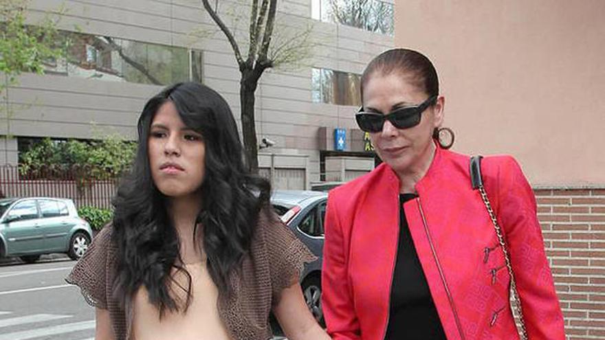 Chabelita, de la mano de su madre
