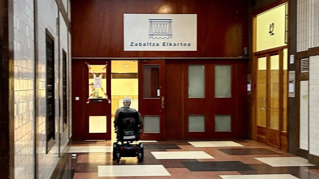 Entrada de la Asociación de Jubilados de Gros, Zabaltza Elkartea. Entrada de la Asociación de Jubilados de Gros, Zabaltza Elkartea.