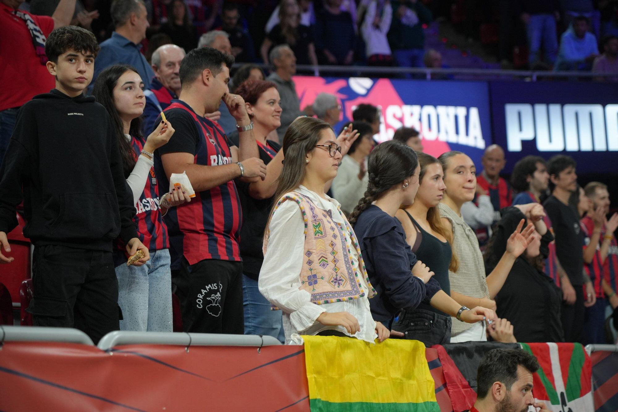 En imágenes: Ambientazo en el Baskonia-Partizan (¡Búscate en las fotos!)