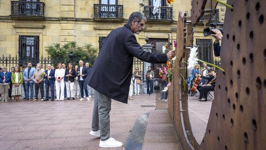 Donostia recuerda a sus víctimas del franquismo con una ofrenda floral