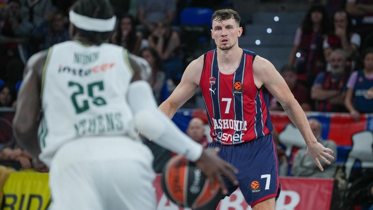 Rodions Kurucs, durante el encuentro de su debut como azulgrana contra el Panathinaikos.