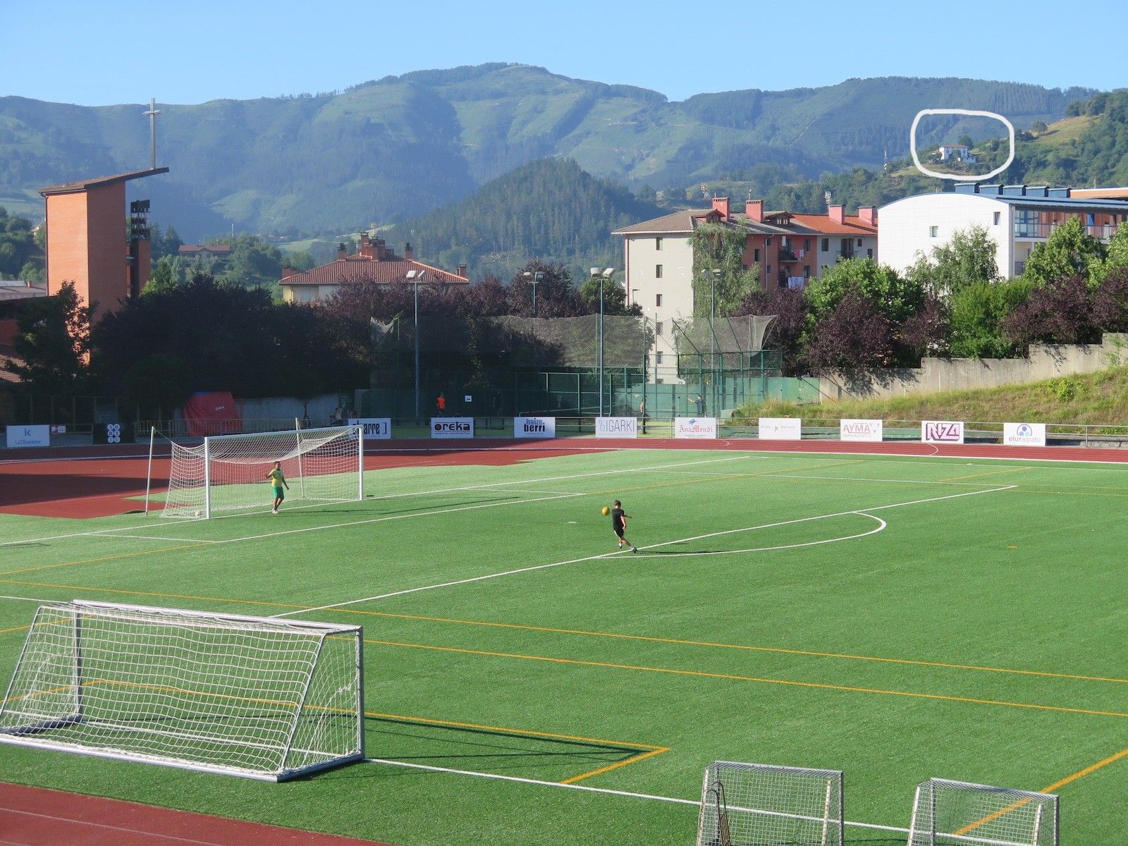 Aizpuru, desde la grada del estadio Argixao.