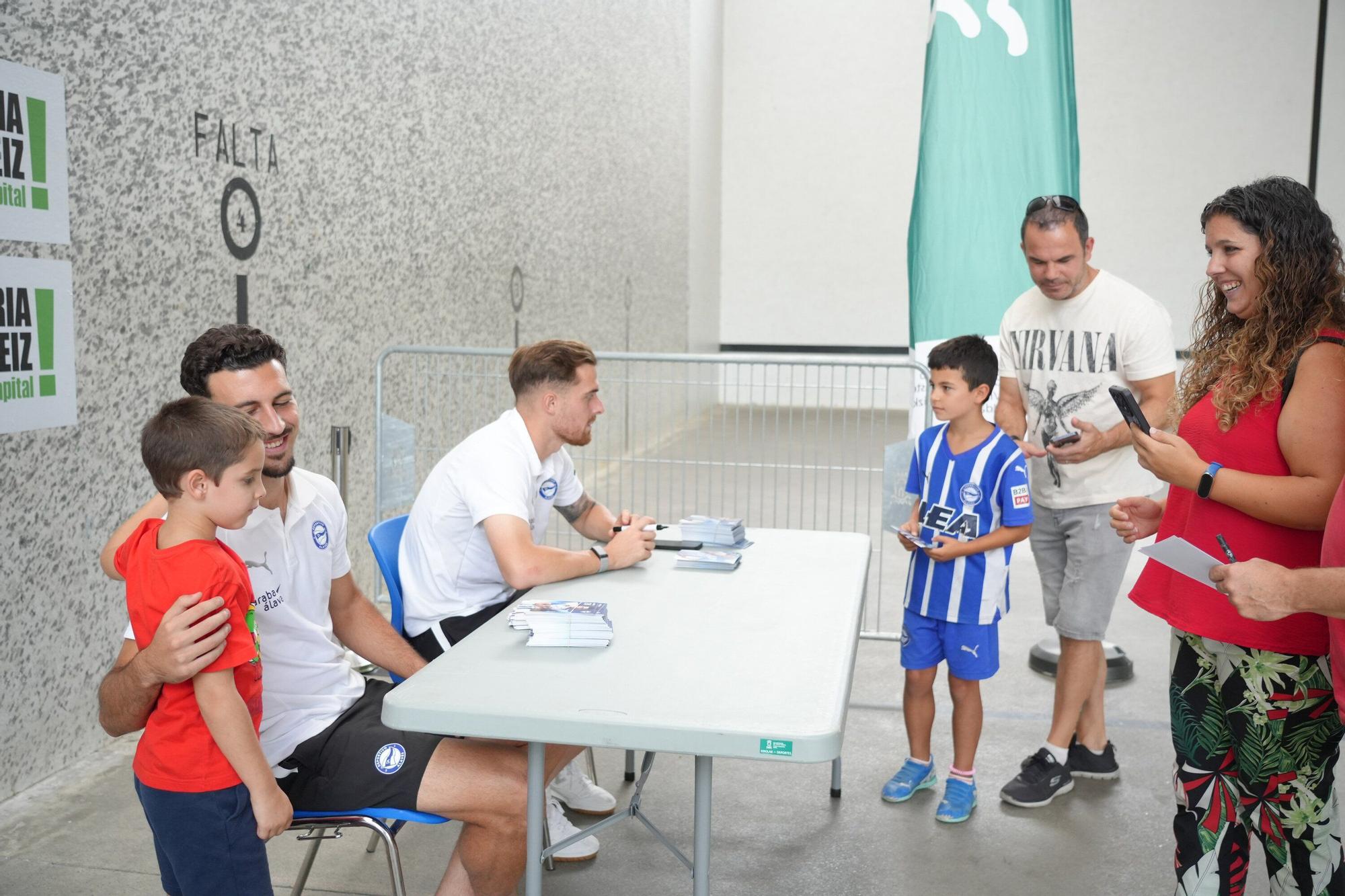 En imágenes: Toni Martínez y Víctor Parada firman autógrafos en las piscinas de Gamarra
