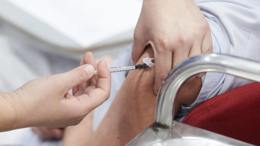 Una trabajadora sanitaria inyecta una vacuna contra el covid19