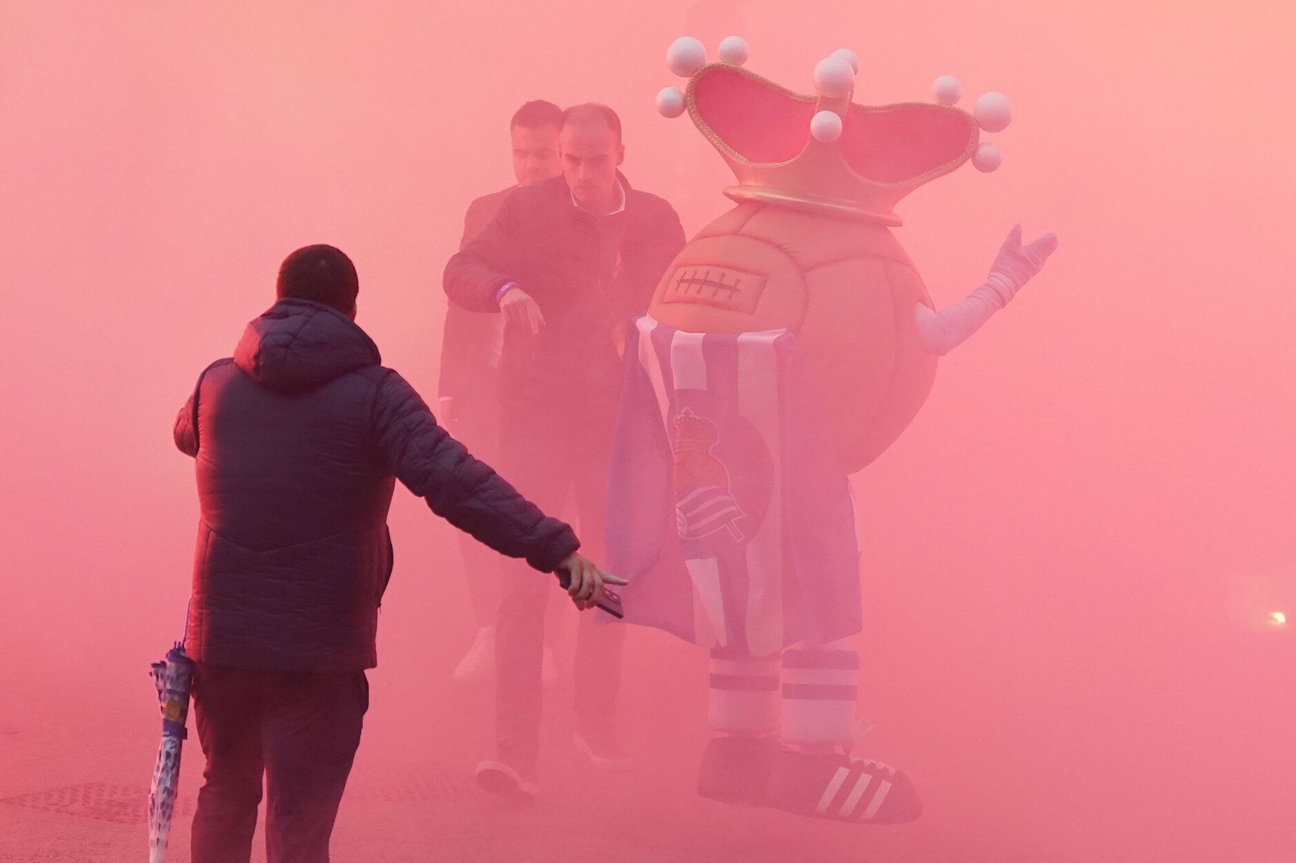 Recibimiento antes del derbi