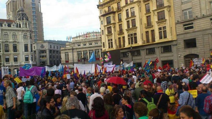 Fuertes gritos de &quot;fuera, fuera&quot; y &quot;vergüenza&quot; a los reyes frente al teatro Campoamor de Oviedo