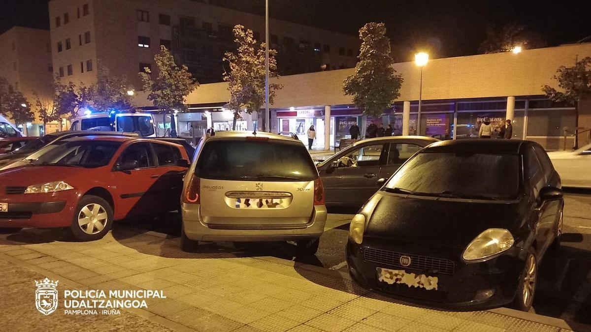 Imagen del vehículo de un conductor ebrio que chocó contra otros coches aparcados en Buztintxuri Imagen del vehículo de un conductor ebrio que chocó contra otros coches aparcados en Buztintxuri