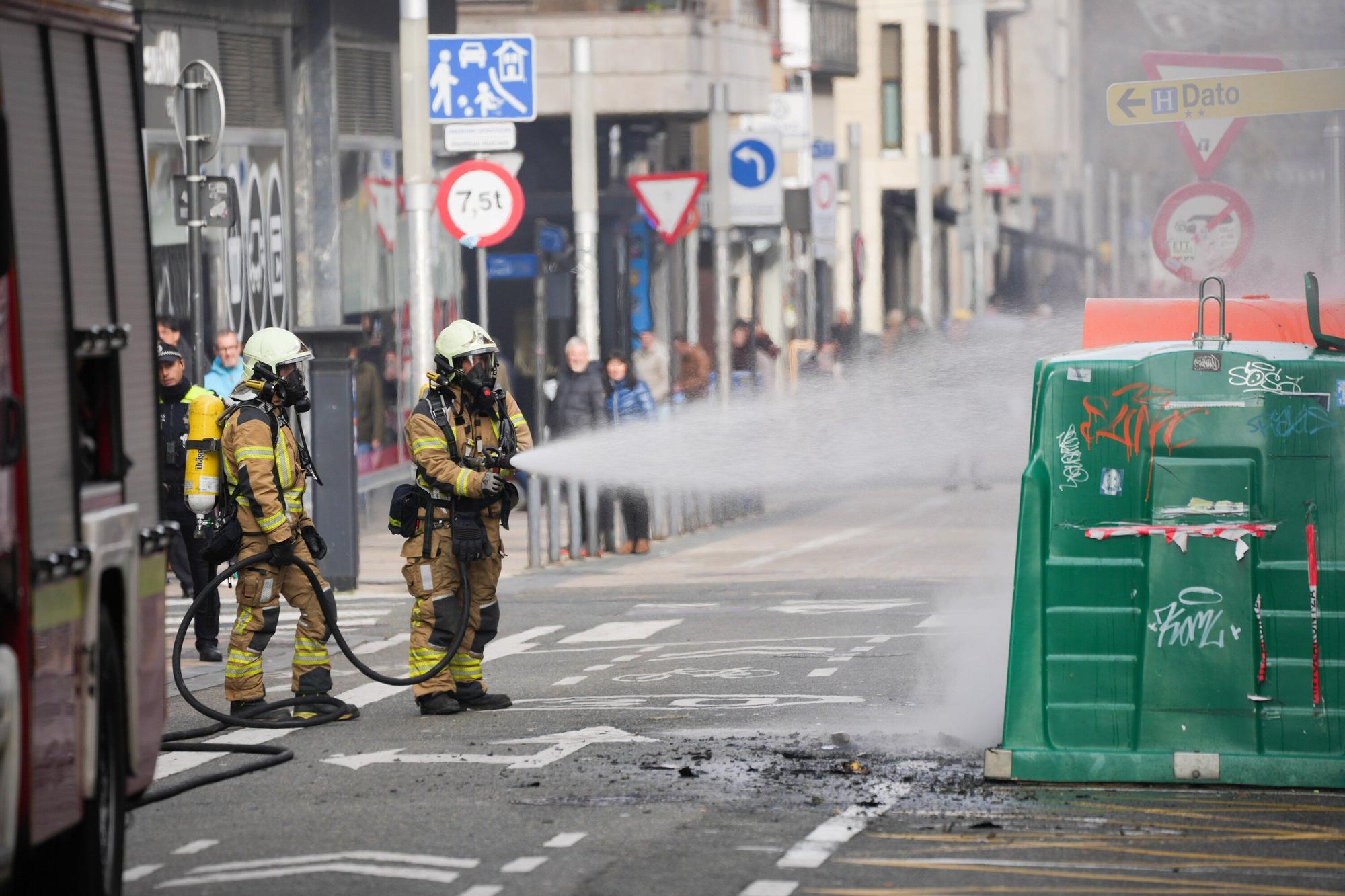 En imágenes: Arde un contenedor en Fueros a plena luz del día