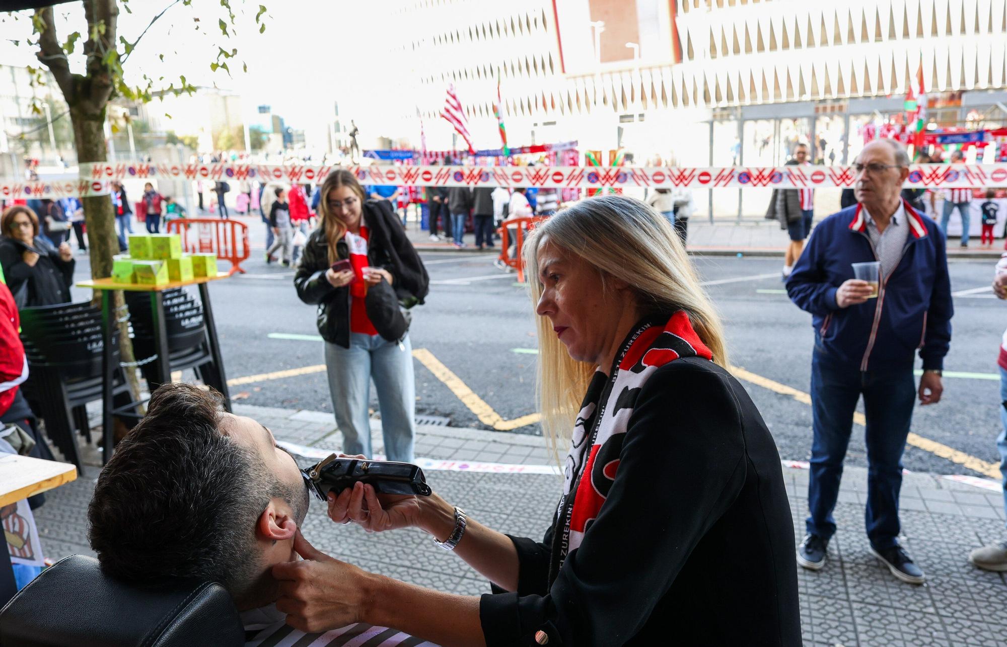 En imágenes: el bar Campeones de Bilbao se transforma en barbería y se une al movimiento solidario Movember