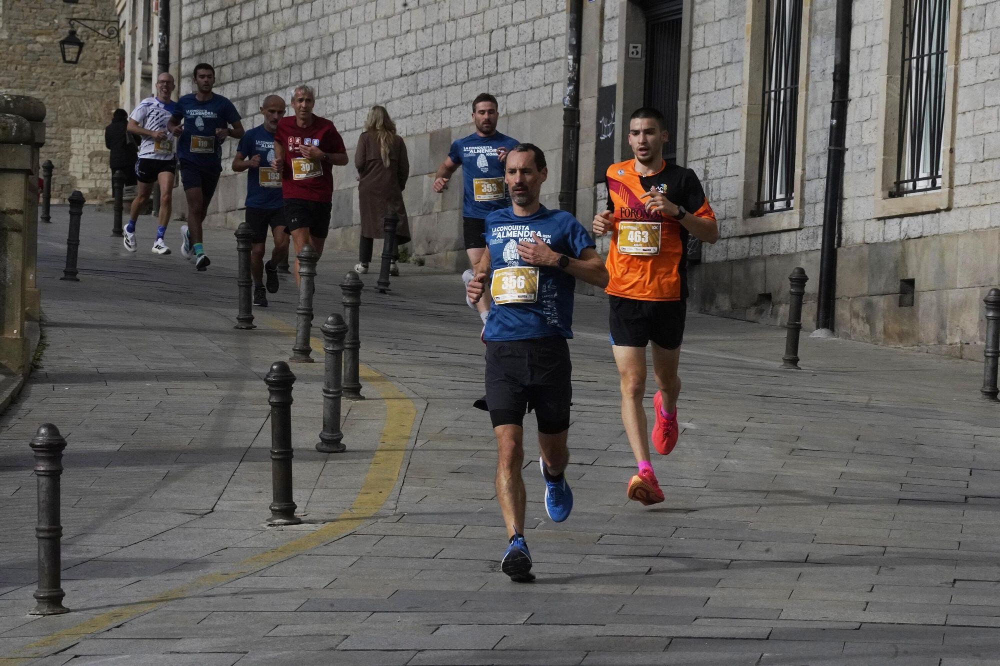 En imágenes: Miles de personas conquistan la Almendra de Gasteiz