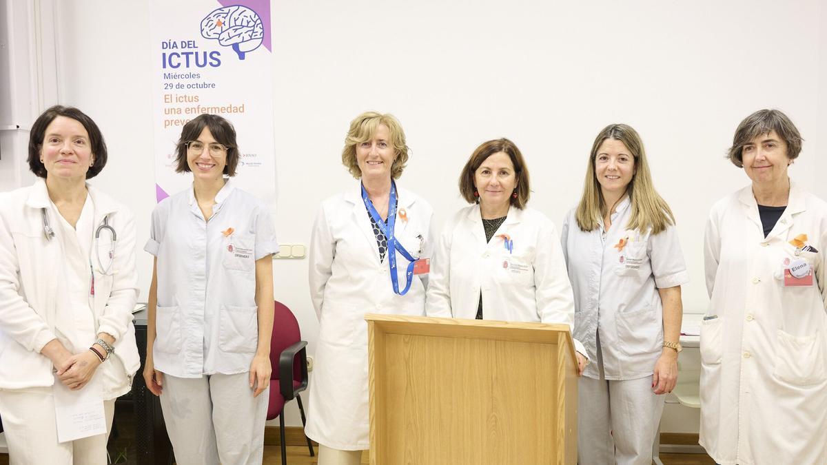 De izquierda a derecha: Beatriz Zandio, neuróloga de la Unidad de Ictus del HUN; Paula Porrón, enfermera de la Unidad de Ictus; Marta Ancín, directora de Cuidados Sanitarios del HUN; Isabel Rodrigo, subirectora asistencial del HUN; Maite Valencia, jefa de Enfermería de la Unidad de Ictus; y Elena Erro, jefa de Neurología del HUN, este miércoles en las jornadas con motivo del Día del Ictus.