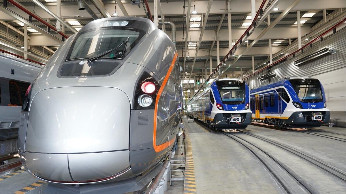 Trenes en la sede de CAF en Beasain.