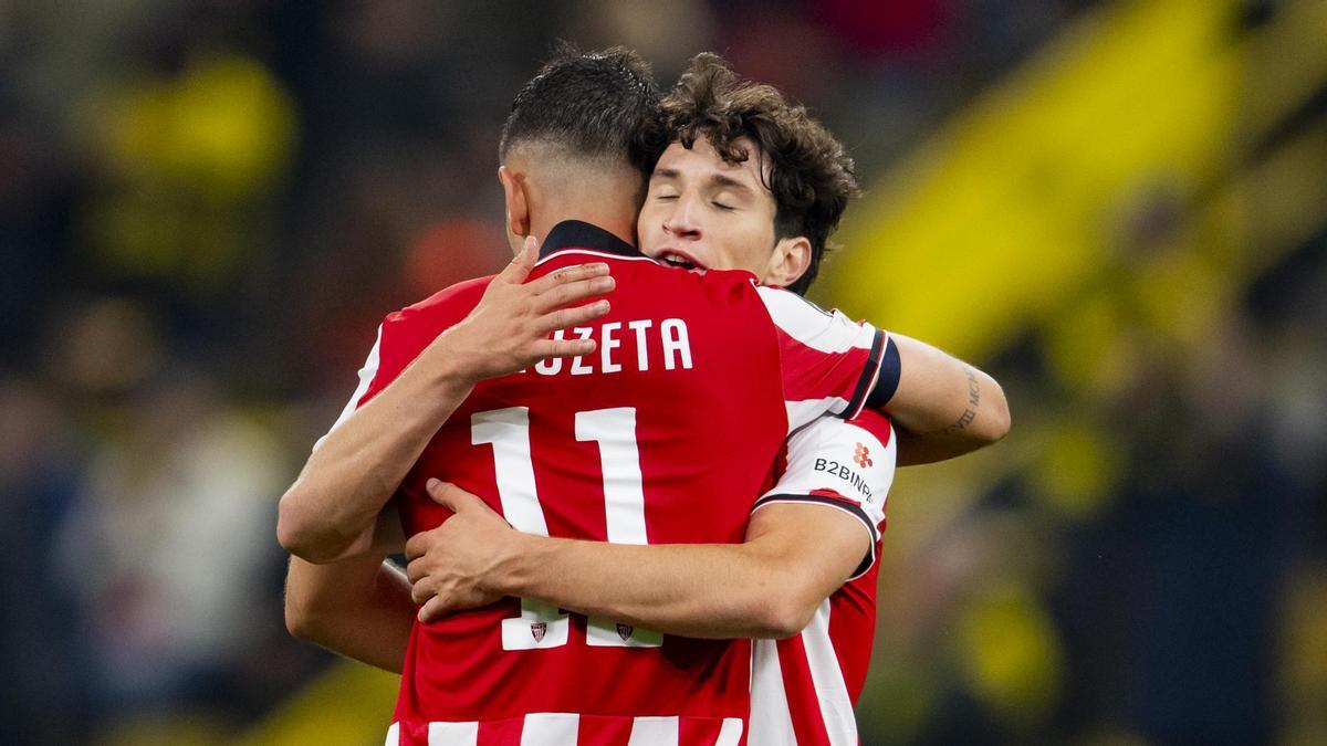 Ibon Sánchez abraza a Guruzeta durante el partido