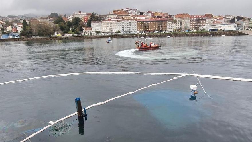 Un buque se hunde de madrugada en Moaña (Pontevedra) y obliga a desplegar barreras anticontaminación
