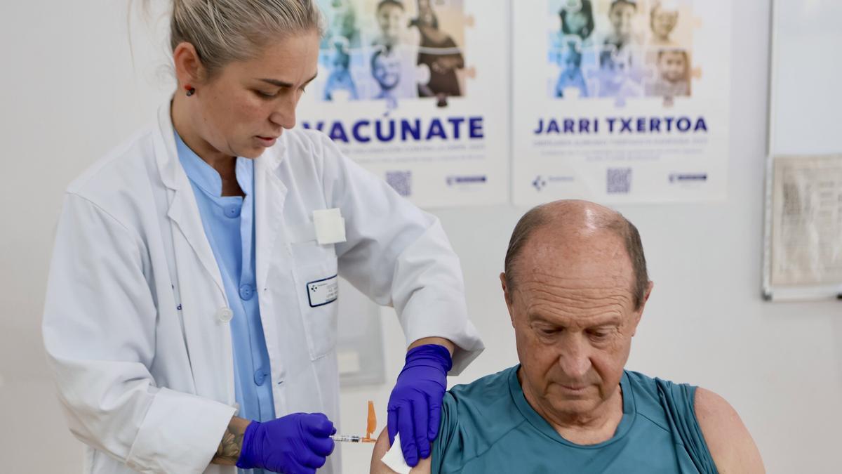 Un hombre recibe la vacuna frente a la gripe el día en que comenzó la campaña en curso en Vitoria.