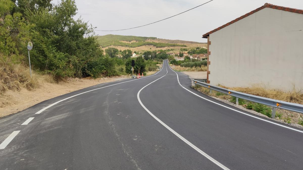 Renovación de firme y ampliación de la carretera.
