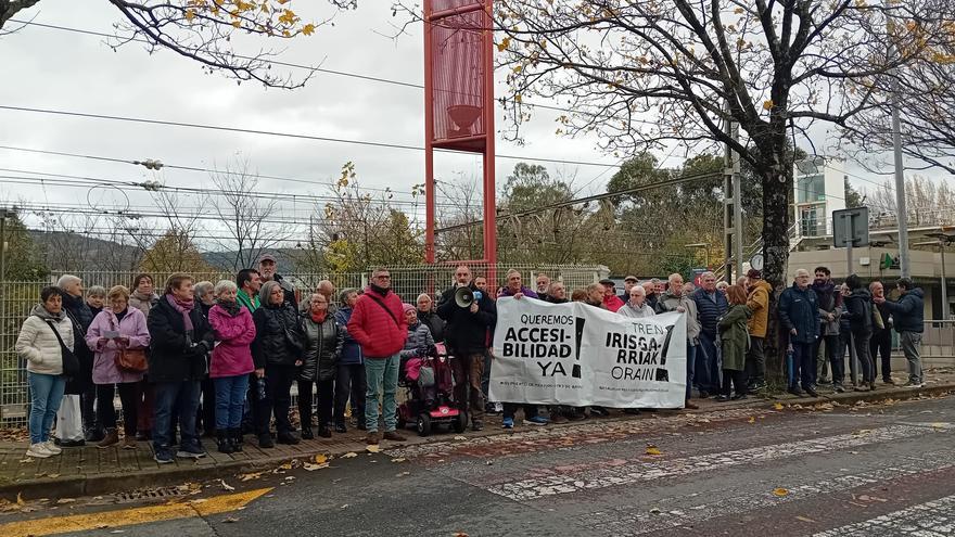 &quot;Vivo frente a la estación de Renfe viendo todos los días pasar trenes que no puedo coger&quot;