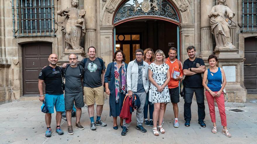 La directora general de Turismo, Comercio y Consumo, Maitena Ezkutari, junto al equipo de la serie internacional de Amazon 3Caminos.