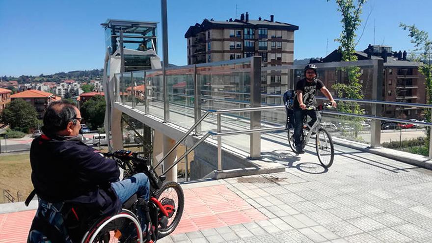 Un hombre en silla de ruedas se dispone a usar el ascensor, abierto ayer.Foto: G. U.