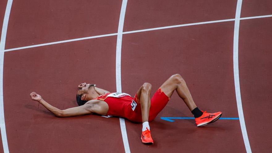 Mohamed Katir en el suelo tras terminar la final.