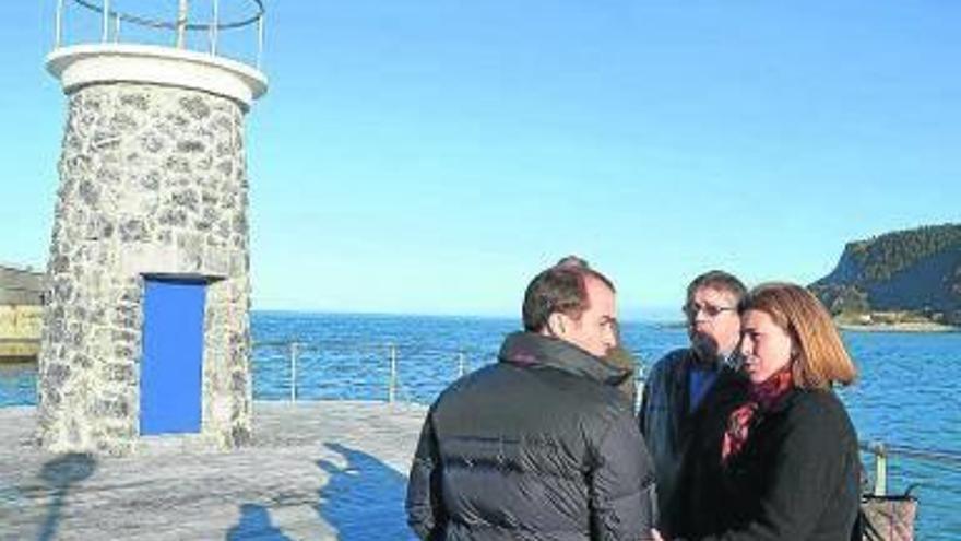La consejera, Ana Oregi, en su visita al puerto ondarroarra.