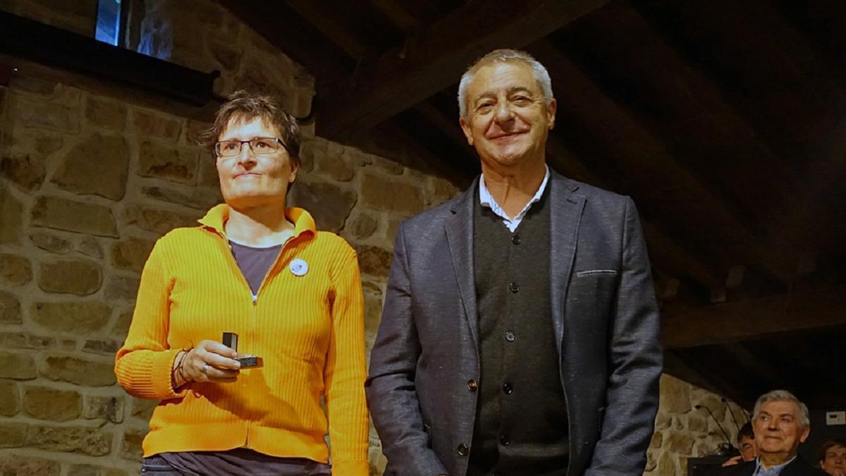 La traductora y correctora hernaniarra Irene Arrarats junto a Andoni Sagarna. La traductora y correctora hernaniarra Irene Arrarats junto a Andoni Sagarna.