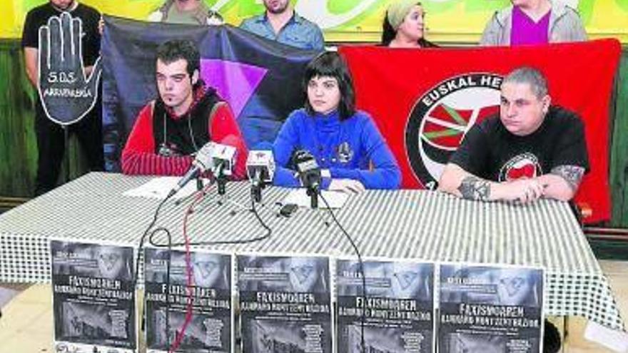 Los miembros de las asociaciones en la rueda de prensa.