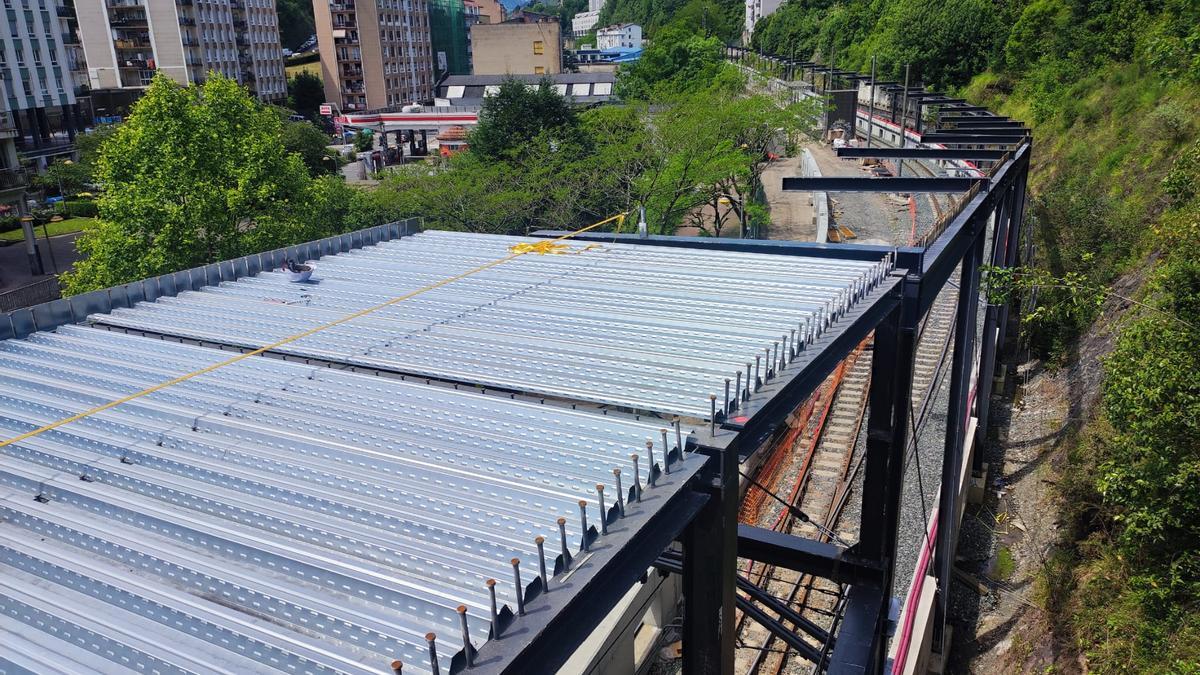 Las obras de cubrimiento de las vías del tren avanzan, como se observa en la zona de Azitain.