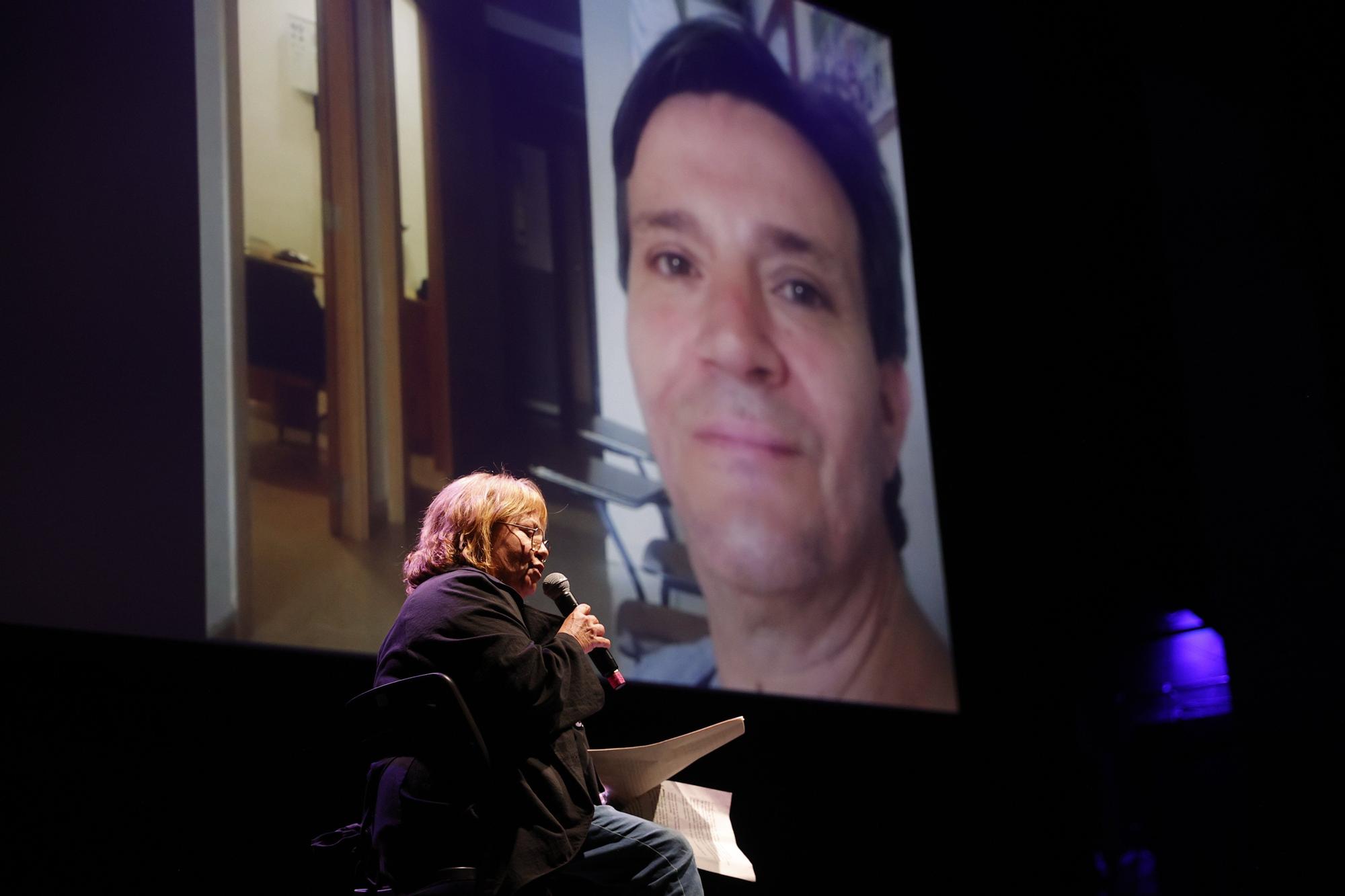 Las asociaciones de víctimas de la dana llenan un teatro de música y poesía para homenajear a sus fallecidos