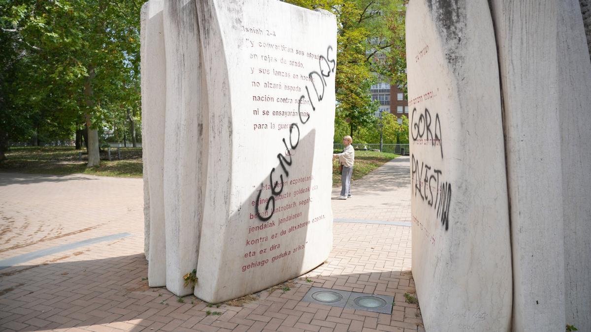 Aparecen pintadas de &quot;genocidas&quot; y &quot;Hamas mátalos&quot; sobre la escultura en memoria de la comunidad judía en Vitoria
