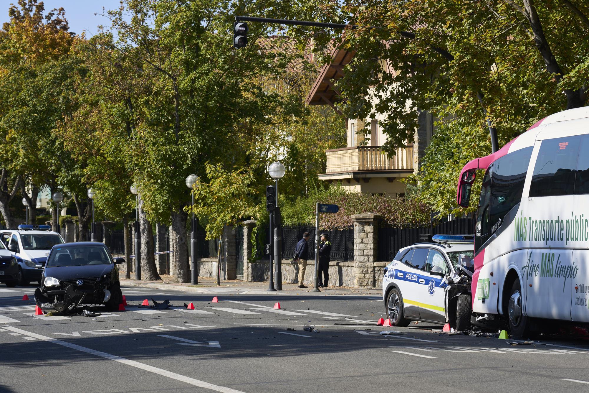 Un coche de la Policía Local se empotra contra un autobús