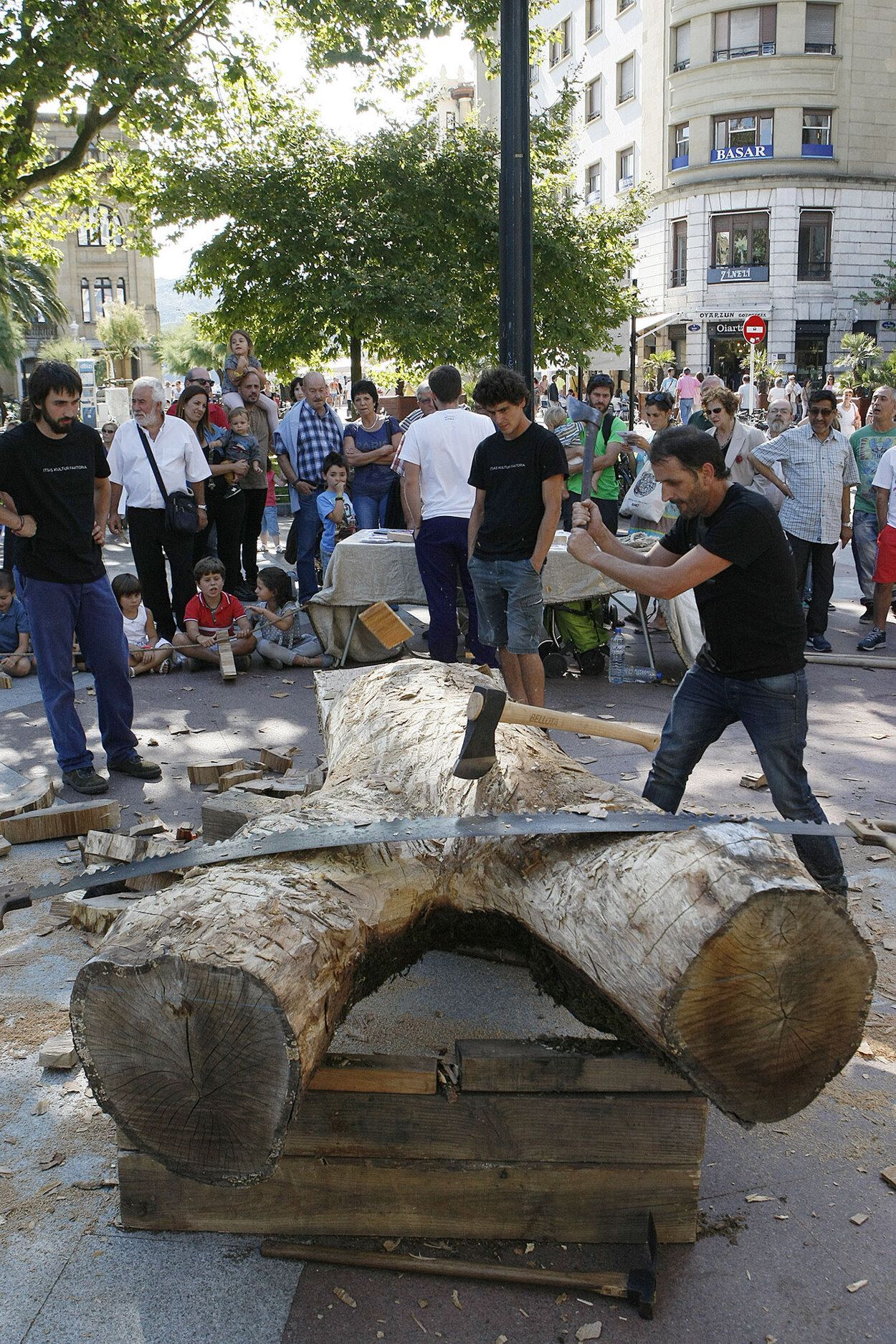 2014-8-23. Carpinteros realizando una de las piezas de la réplica de la Nao San Juan, ballenero vasco hundido en Canadá en 1565, que se construye en el astillero Ondartxo.