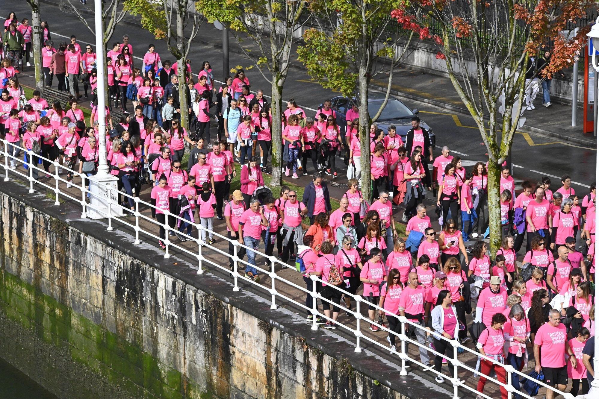 En imágenes: los paraguas tiñen la marea rosa de Bilbao