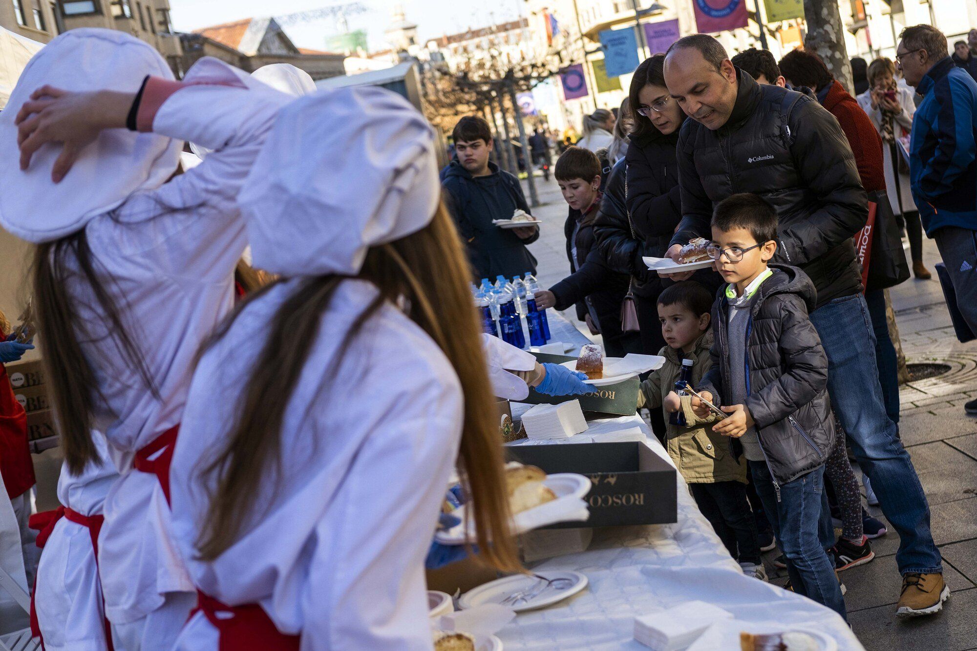 Degustación popular de roscones de Reyes en Carlos III