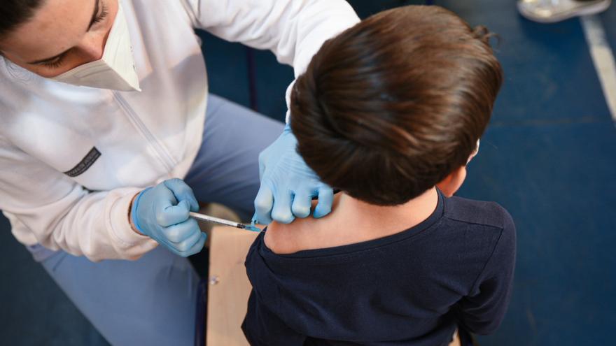 Sociedades científicas recomiendan vacunar contra la gripe a niños y adolescentes desde los 6 meses hasta los 17 años