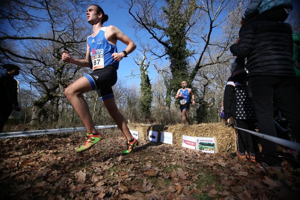 Atletas durante el 36 Campeonato Navarro de Cross Largo.