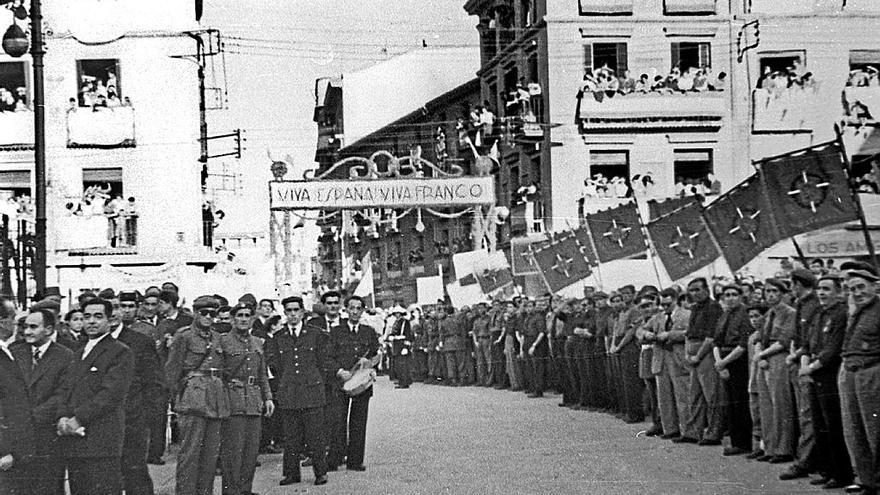 Pasillo y arco triunfal que se había preparado en la Carrera para la llegada del dictador.