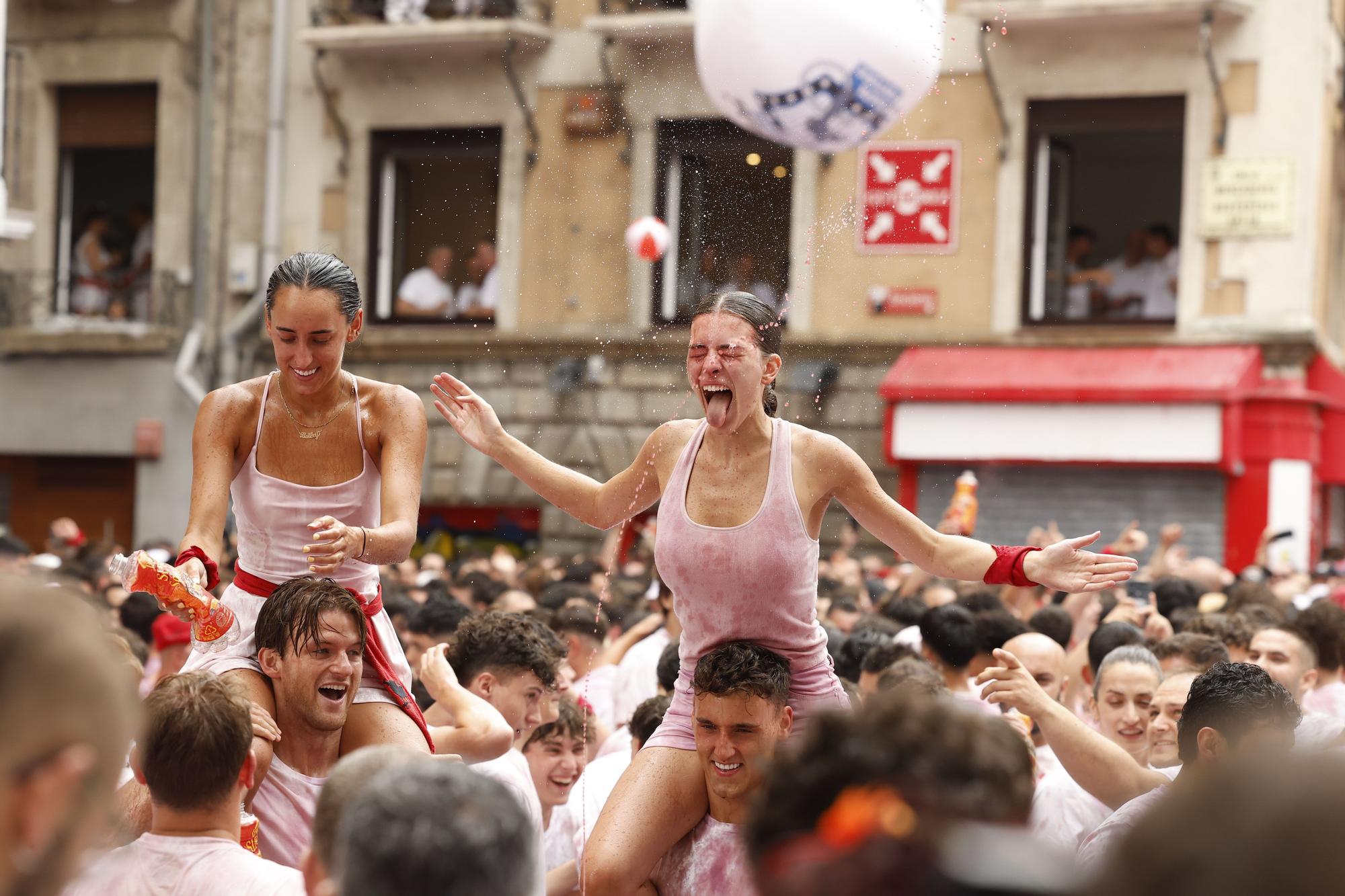 Fotos del  Chupinazo de San Fermín 2025 en Pamplona: ¡La fiesta más internacional se enciende con un grito solidario por Palestina!