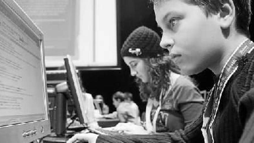 Un joven accede a Internet durante un campus informático.