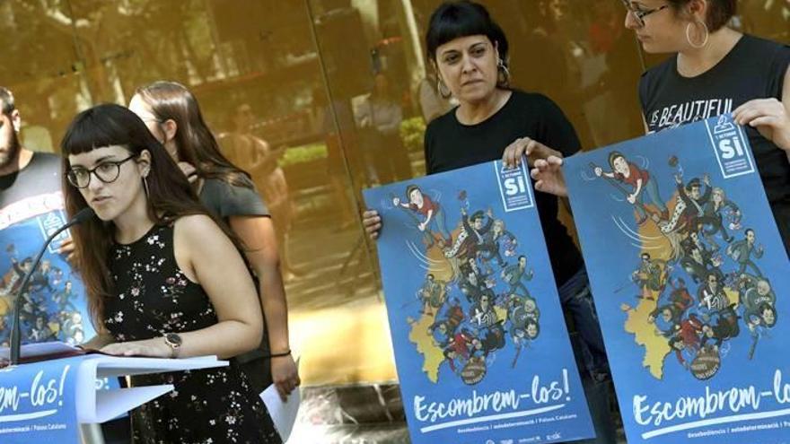 (De i a d) La portavoz de Arran, Mar Ampurdanès, y las diputadas de la CUP, Anna Gabriel, y Mireia Vehí, durante la presentación de su campaña conjunta para el referéndum del 1 de octubre