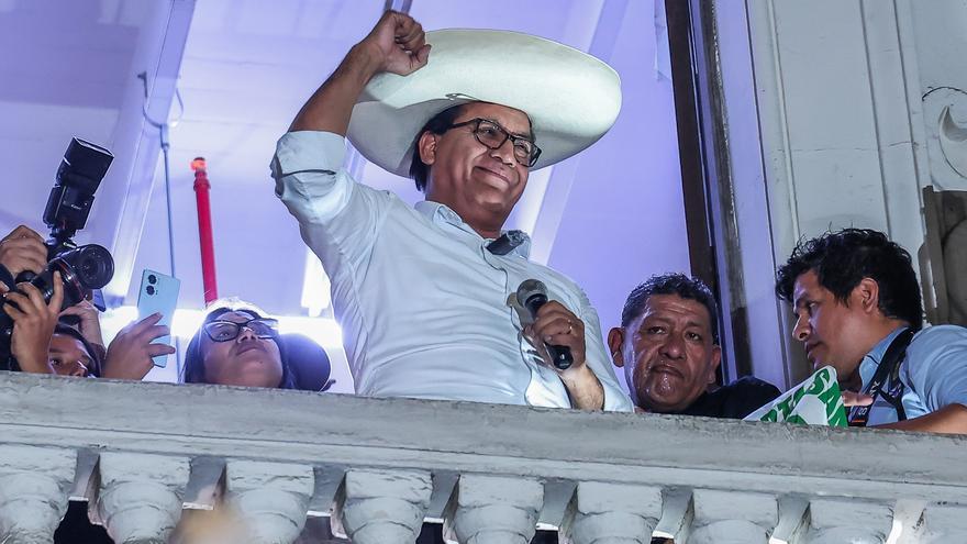 Sánchez toma una ligera ventaja sobre Fujimori en 