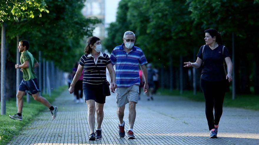 Varias personas pasean por Pamplona durante el comienzo de la Fase 1.