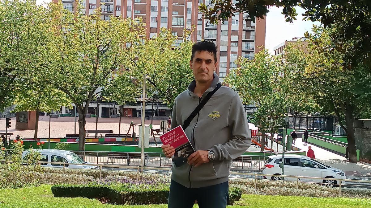 Francisco Javier Conejo posa con su nuevo libro en el centro de Sestao.