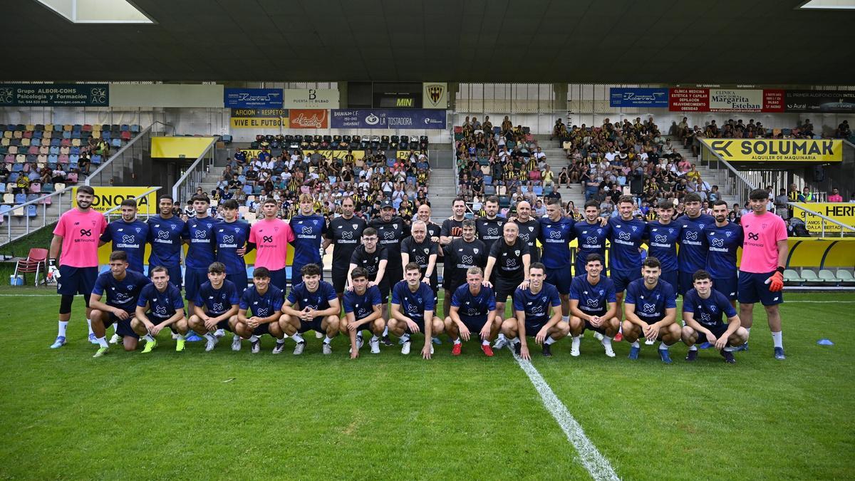 La plantilla del Barakaldo posa en la presentación de la temporada 2025-26.