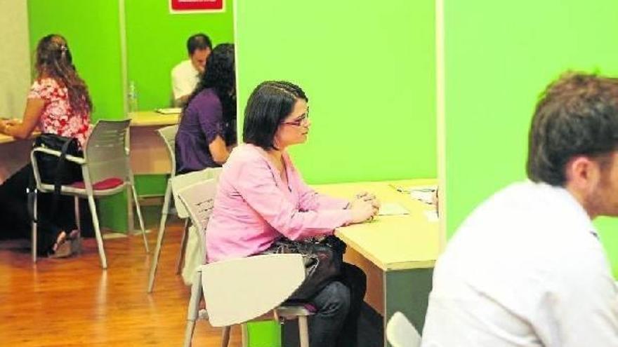 Los trabajadores vascos que buscan   otro empleo se duplican en dos años