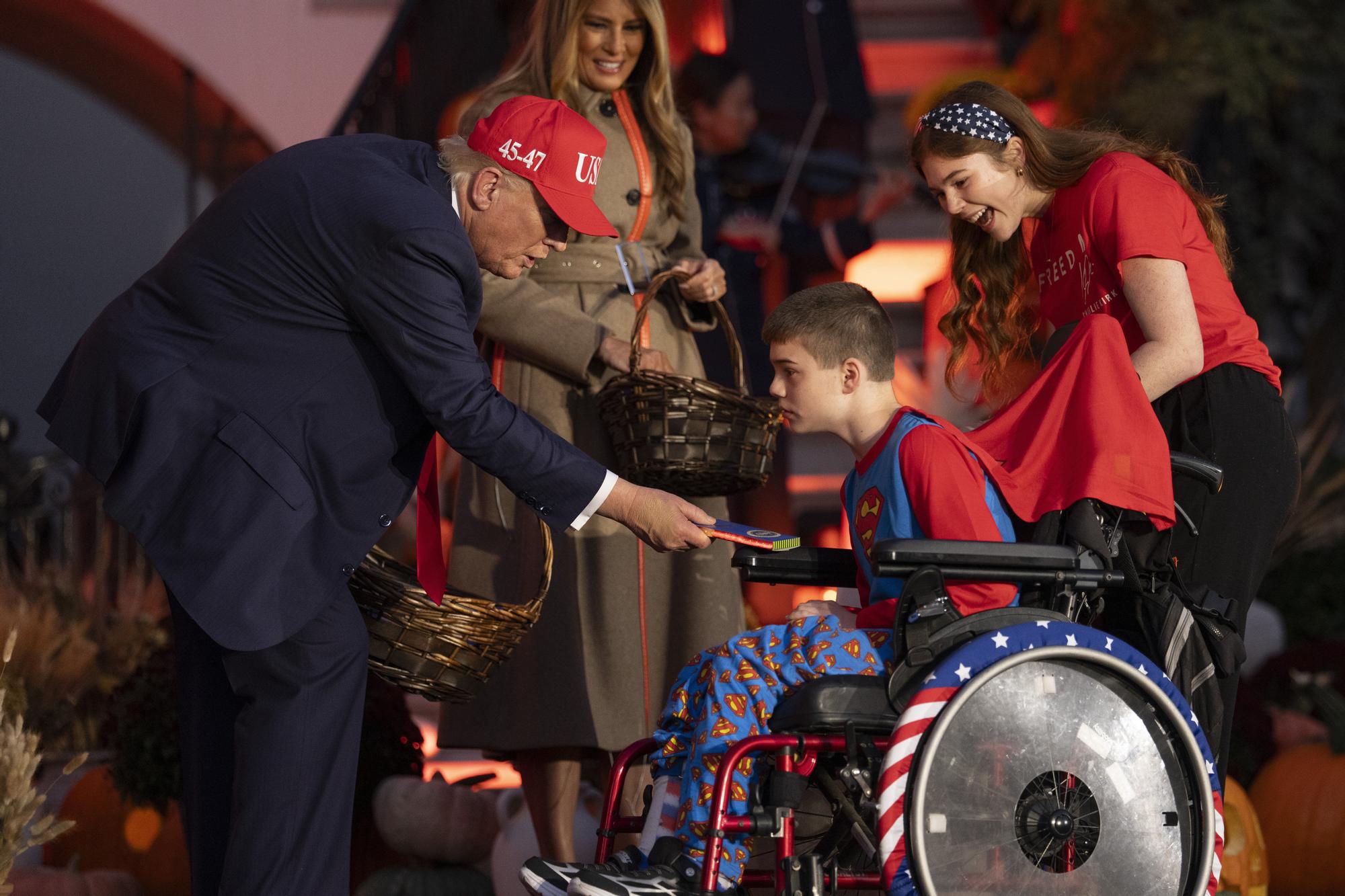 Melania y Trump se rinden ante Halloween: dulces, niños y calabazas en la Casa Blanca